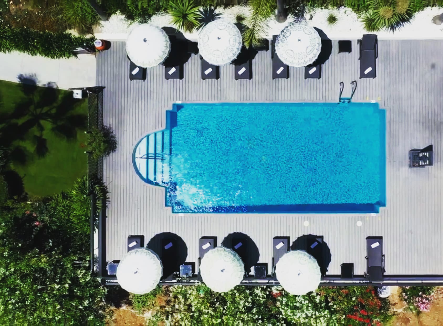 Shanti-Som Wellbeing Retreat bali parasol by pool